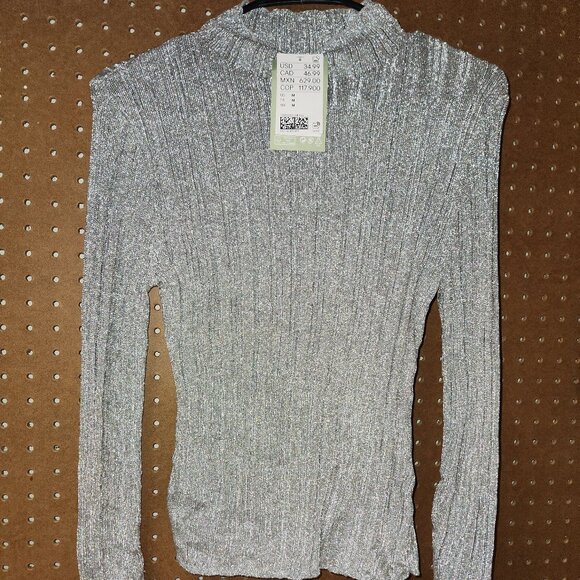 H & M Top - Picture 1 of 3